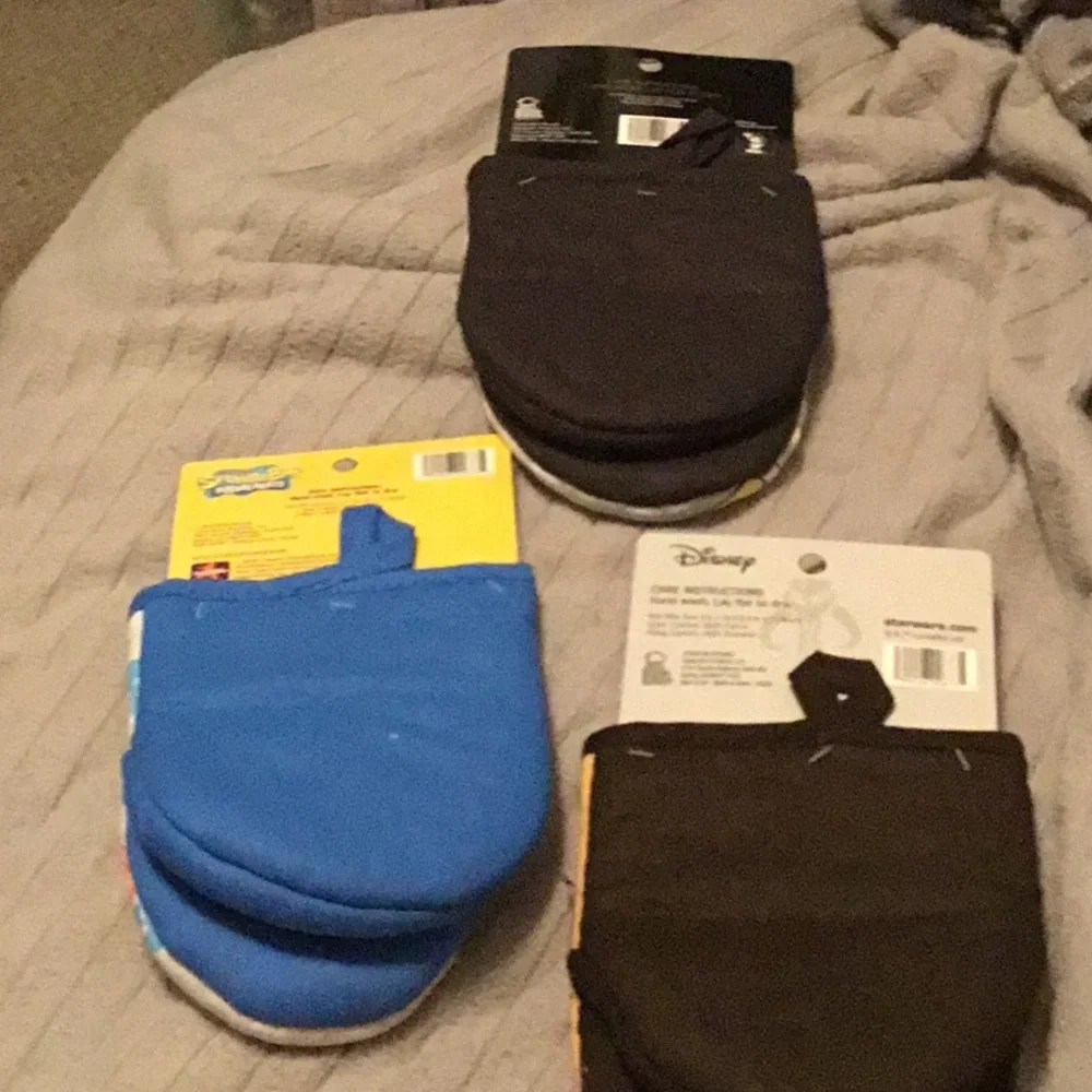 NWT Bundle Disney Mickey, Star Wars and Sponge bob  mini oven mitts bundle